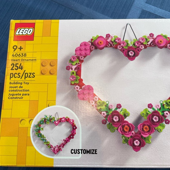 LEGO Floral Heart Wreath with Pink and Green Accents - Picture 4 of 4
